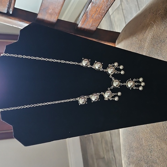 Elegant Silver Necklace - Picture 1 of 3